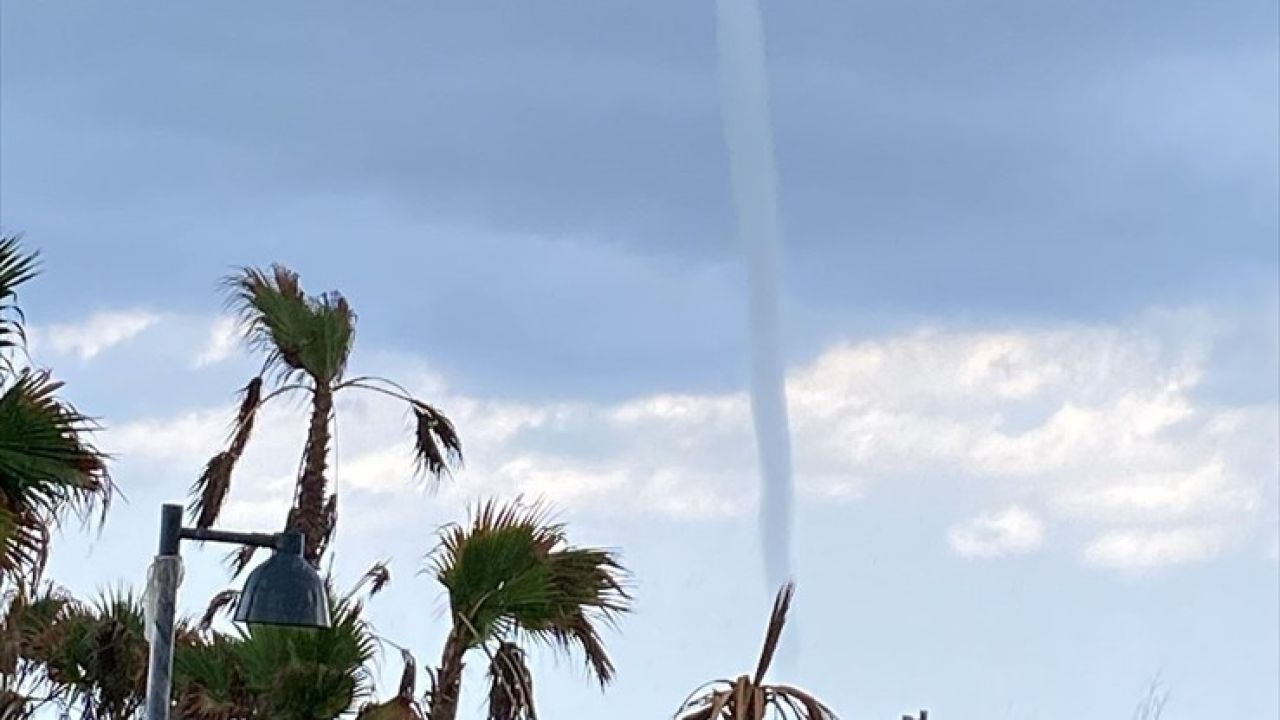 Hatay'da Şiddetli Yağışla Birlikte Hortum Oluştu