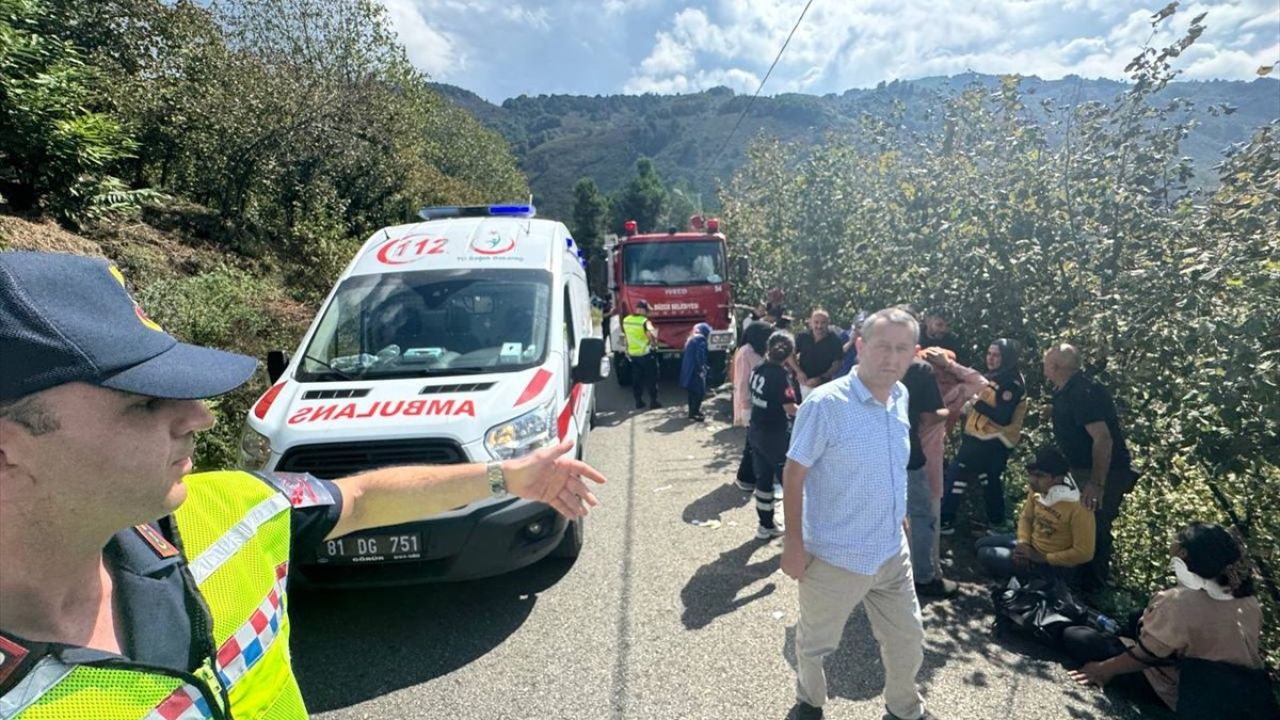 Düzce'de Tarım İşçilerini Taşıyan Minibüs Devriye Girdi: 15 Yaralı