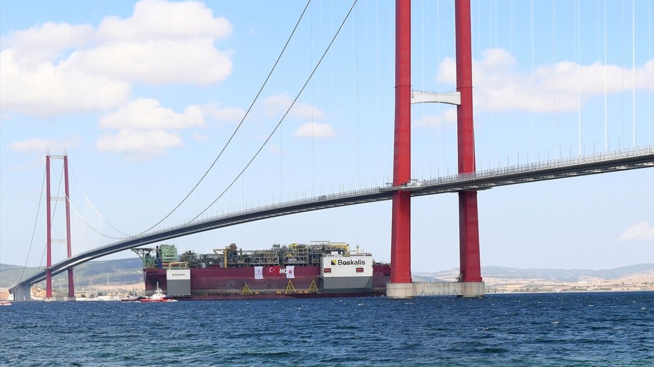 Türkiye'nin İlk Yüzer Doğal Gaz Üretim Platformu Çanakkale Boğazı'nı Geçti