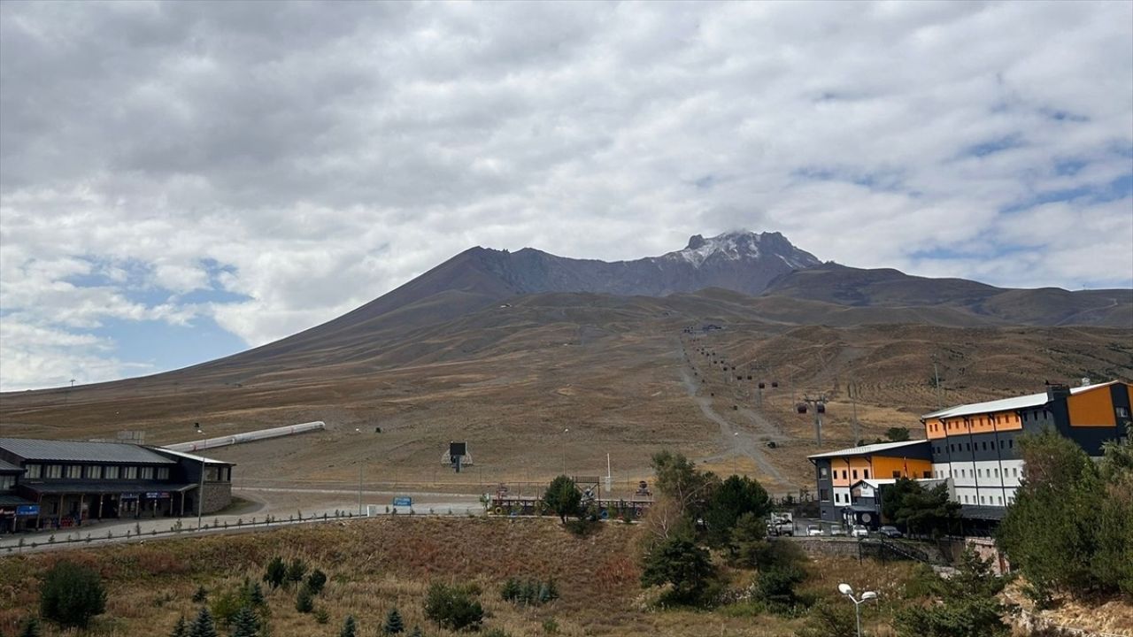 Erciyes Dağı'nda Kış Coşkusu: Kar Yağışı Başladı