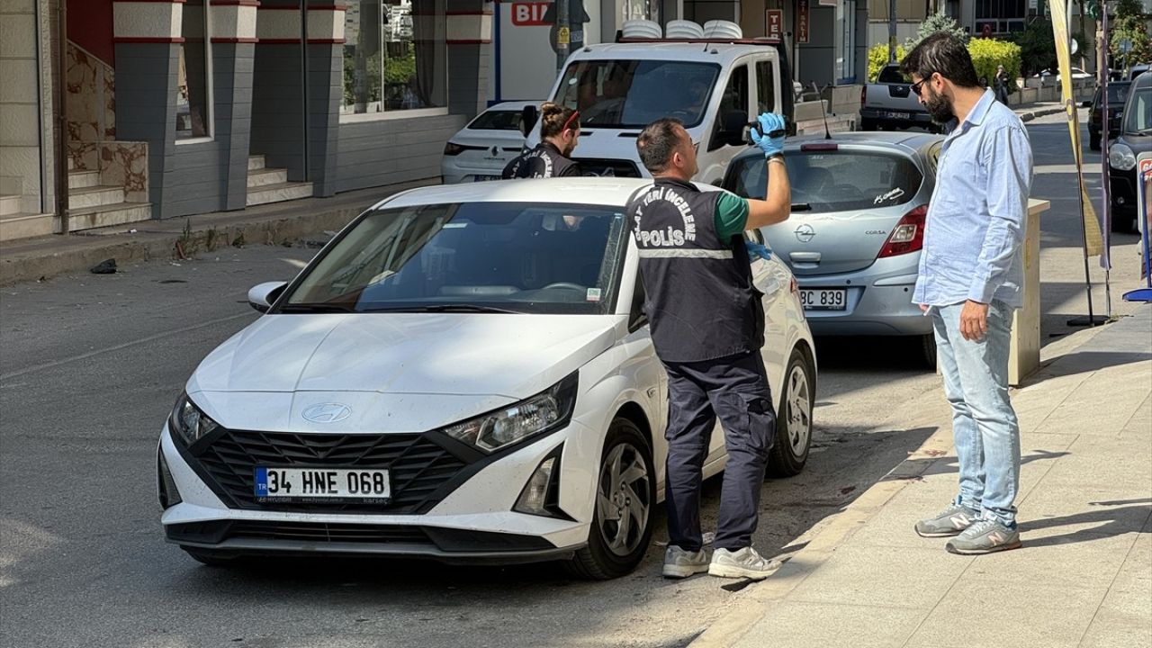 İzmir'de Bıçaklı Kavga: Bir Kişi Hayatını Kaybetti