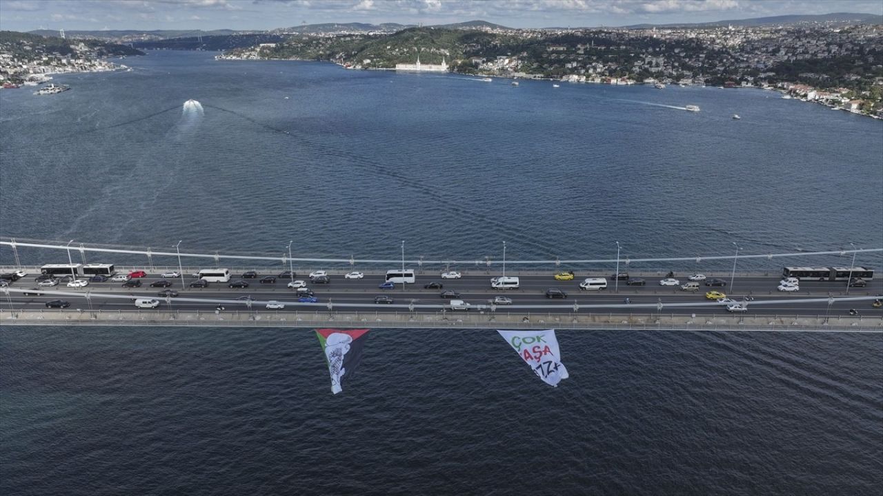 Gazze'deki Soykırıma Dikkat: 15 Temmuz Köprüsü'nde Pankart Açıklandı