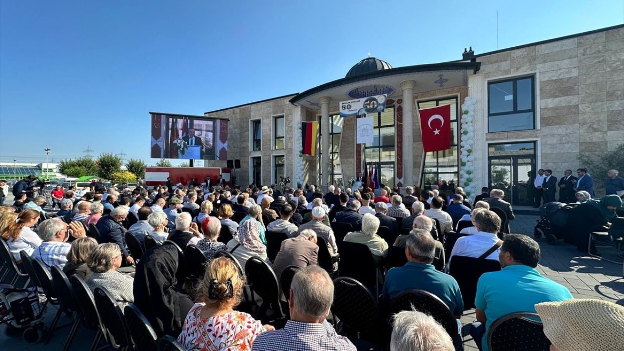 Brühl Camisi Almanya'da İbadete Açıldı