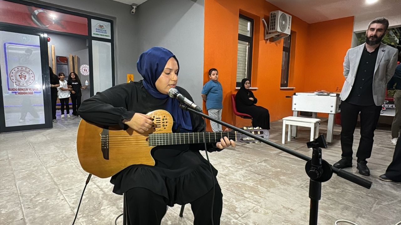 Elazığ'da Gençlik Merkezi Öğrencileri Yeteneklerini Sergiledi