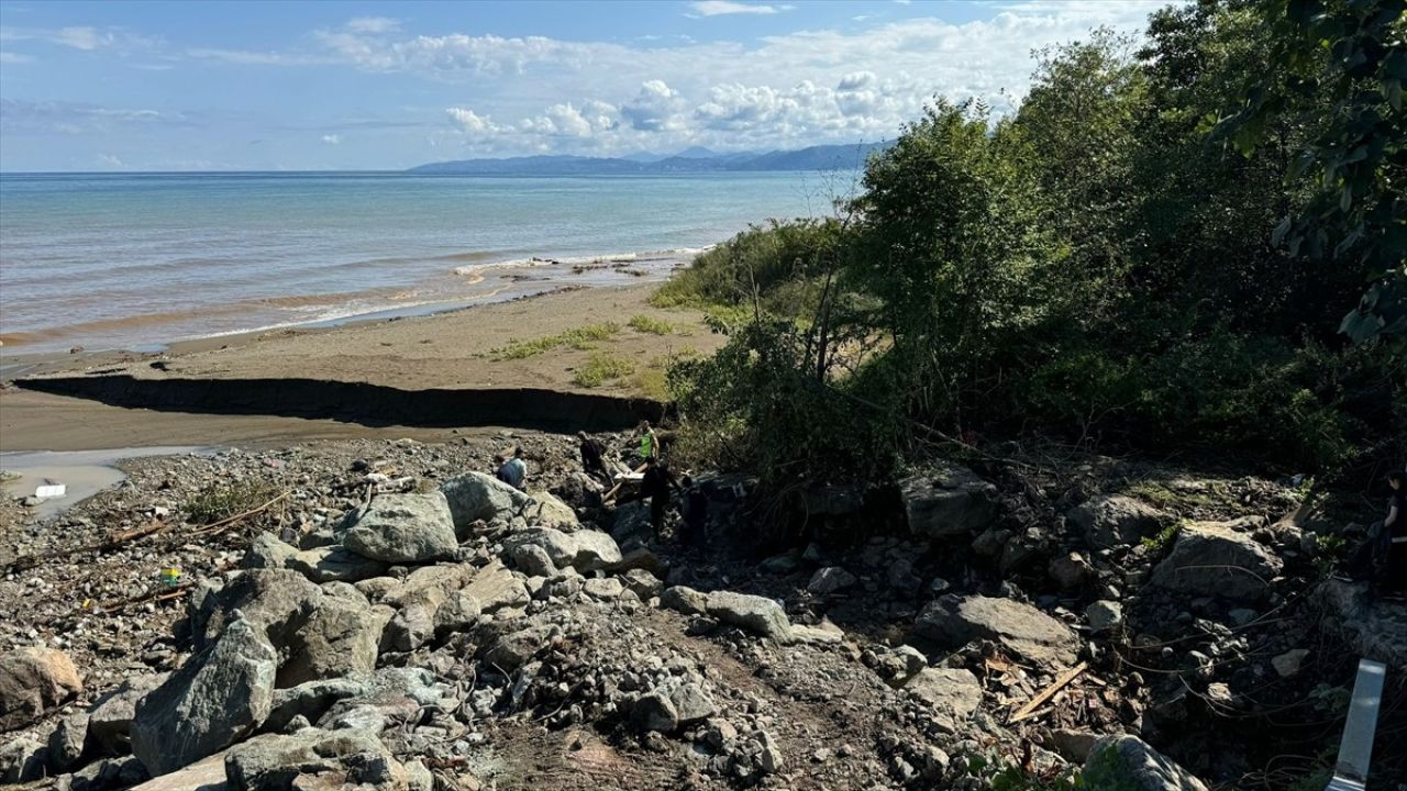 Trabzon'da Heyelan Sonrası Kaybolan Bireyi Bulma Çalışmaları Devam Ediyor