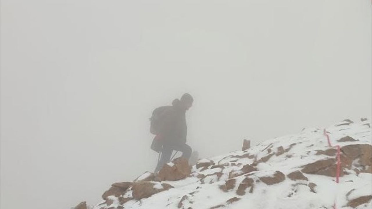 Hakkari'de Dağcılar Kar Yağışına Rağmen Cilo Dağı'na Tırmandı