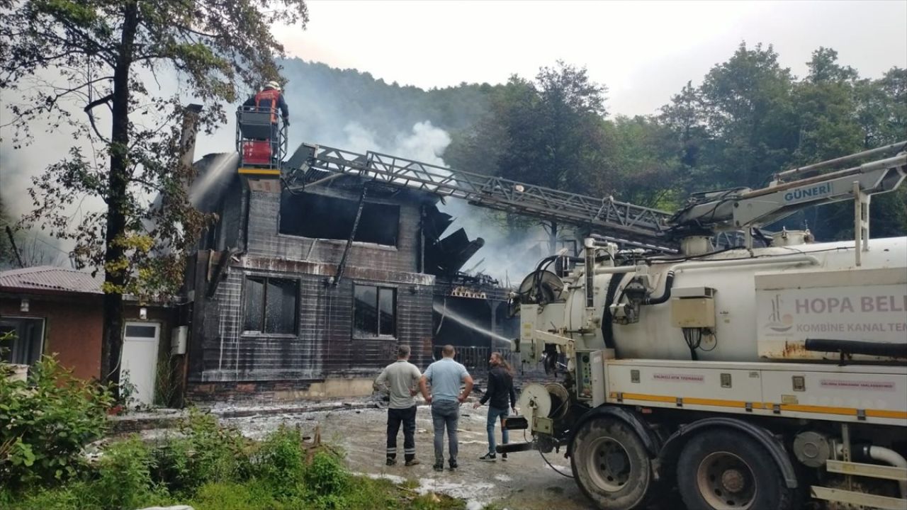 Artvin'de Ahşap Restoran Yangını