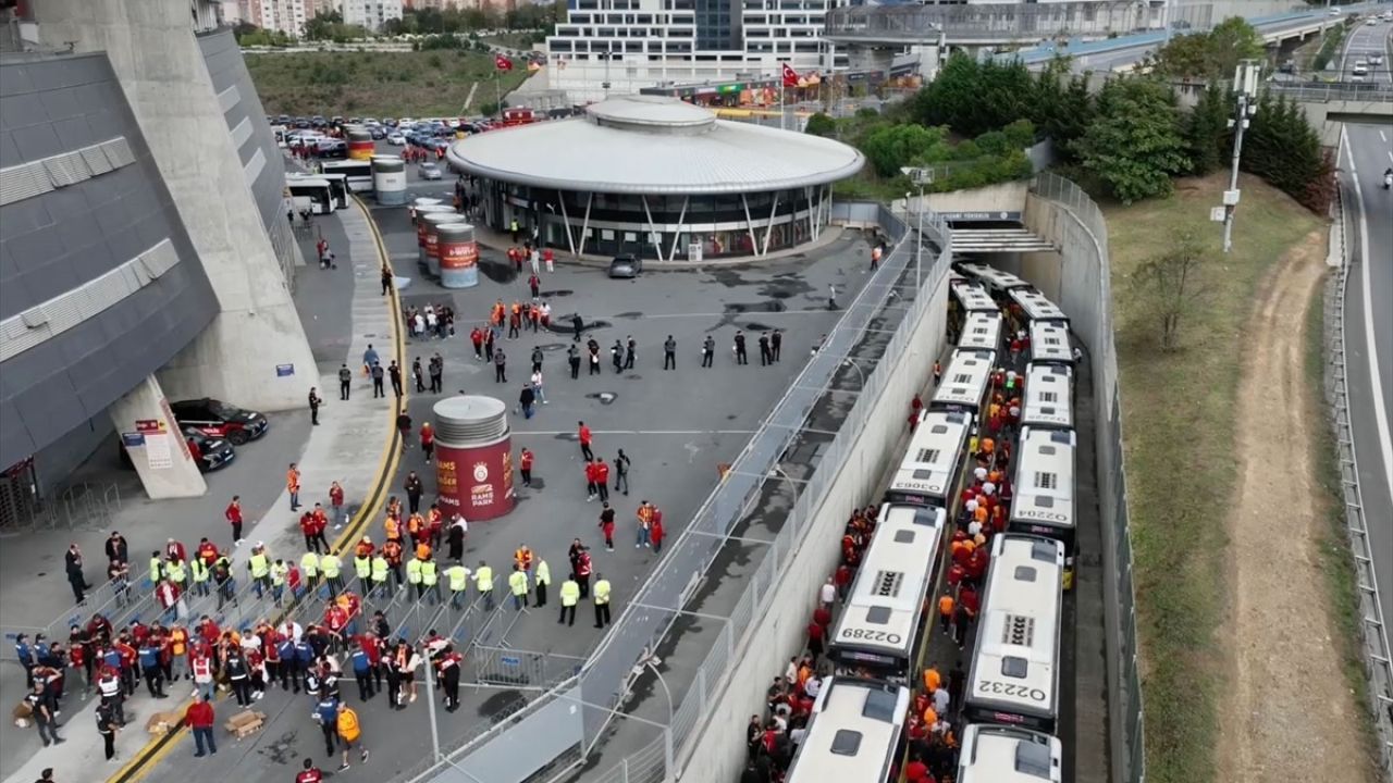 Galatasaraylı Taraftarlar Kadıköy'e Gitti