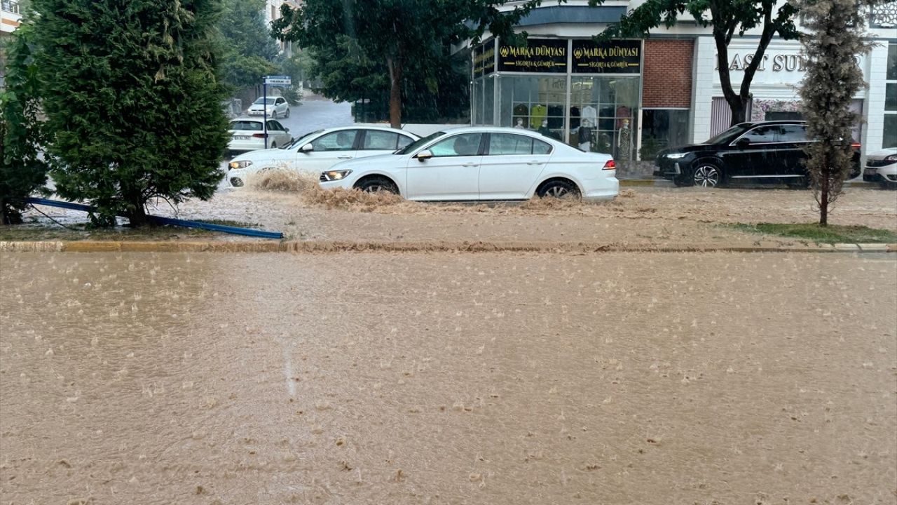 Şanlıurfa'da Sağanak Yağış: Kentte Su Birikintileri Oluştu