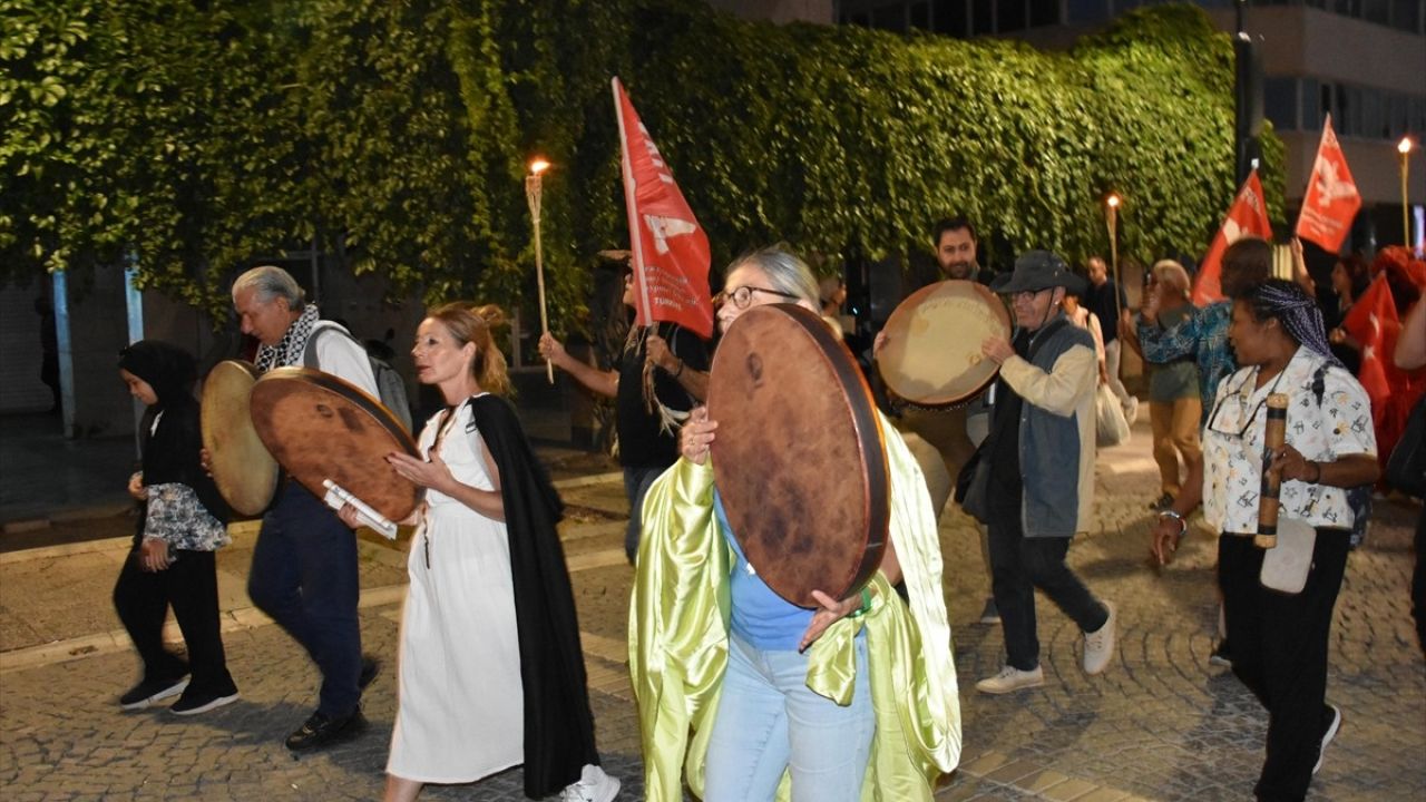 İzmir'de Sanatçılardan Filistin'e Destek Yürüyüşü