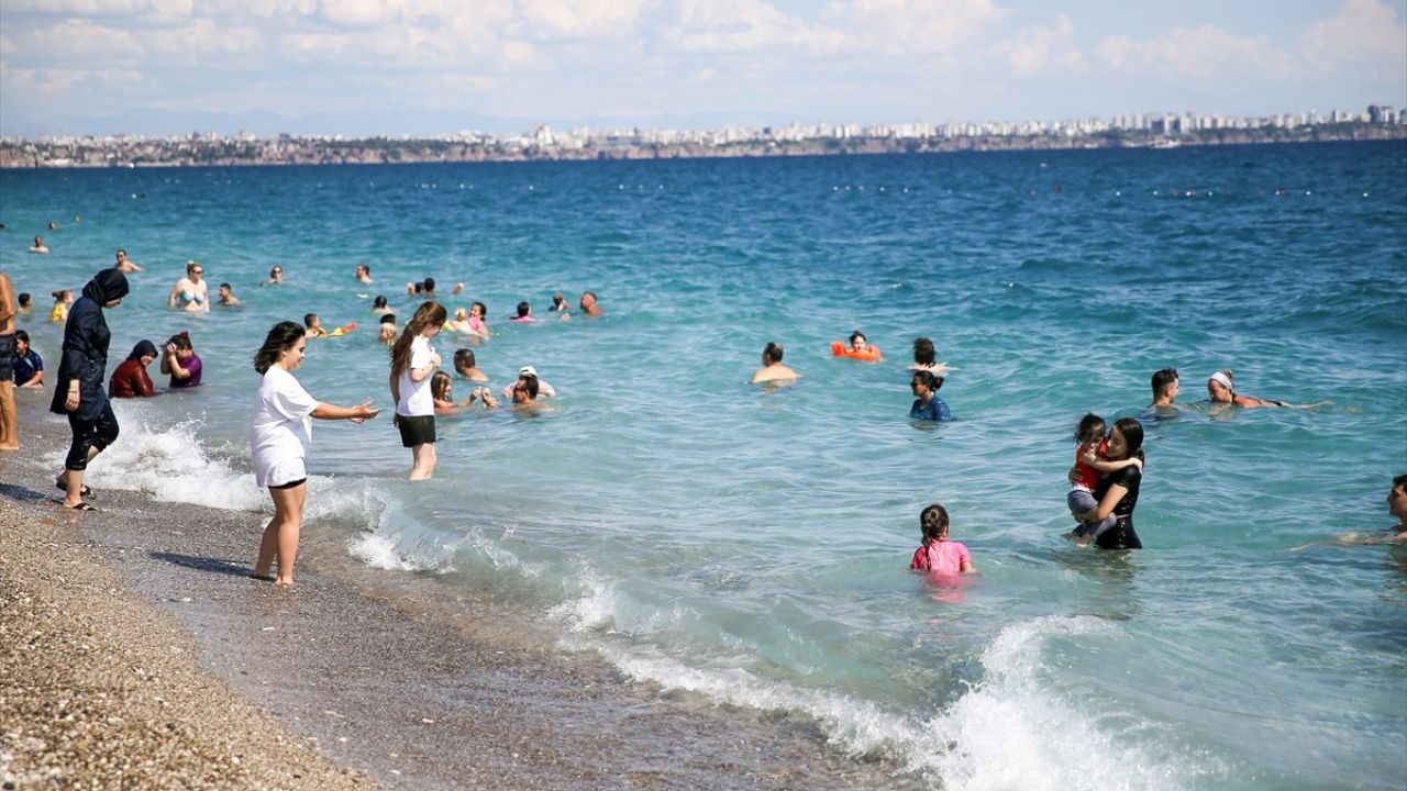 Antalya Sahillerinde Sonbahar Yoğunluğu