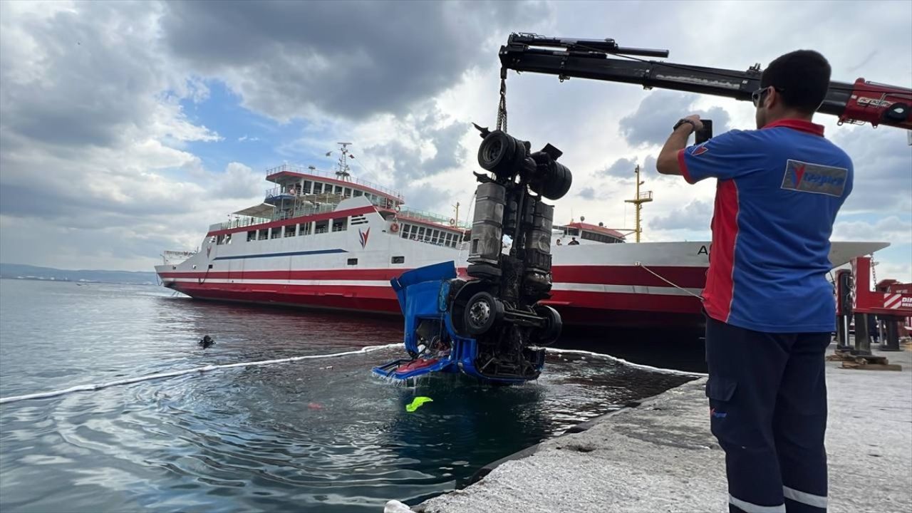 Kocaeli'de Freni Boşalan Tırın Denize Düşmesi Görüntülendi