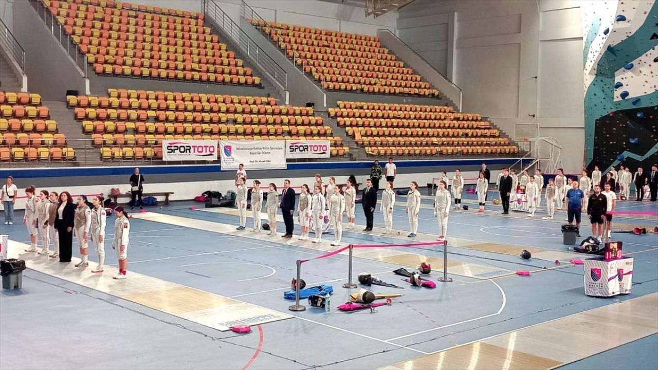 Ankara'daki Gençler Flöre ve Büyükler Kılıç Açık Turnuvası Tamamlandı