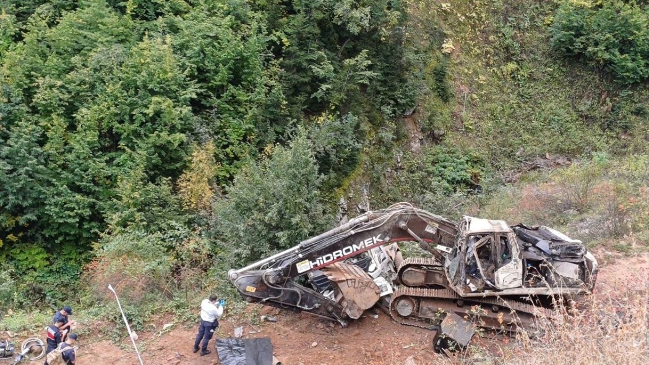 Artvin'de İş Makinesi Taşıyan Kamyon Uçuruma Devrildi: 2 Ölüm