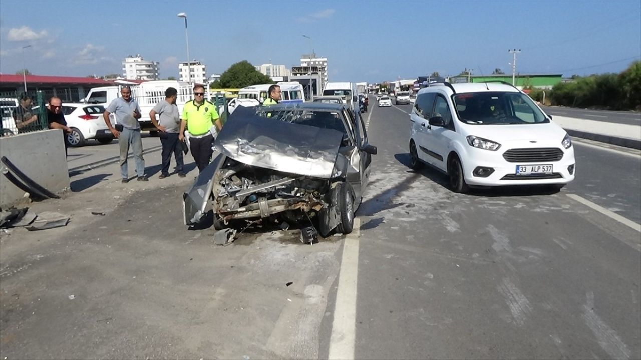 Mersin'de Trafik Kazası: 3 Araca Çarpan Otomobilde 2 Yaralı