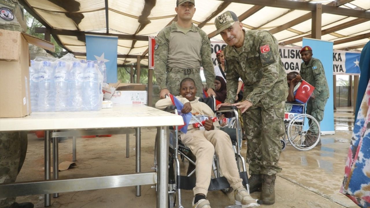 Somali'deki İhtiyaç Sahiplerine Tekerlekli Sandalye Desteği