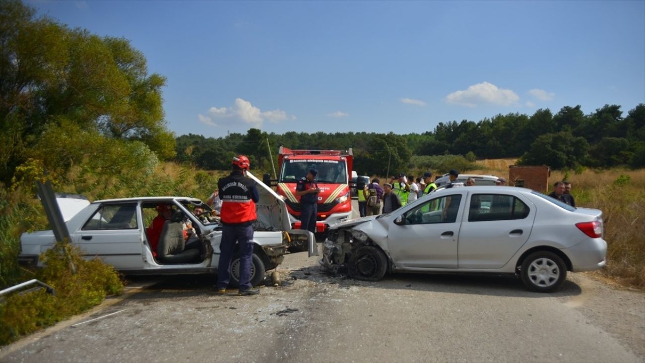 Balıkesir'de Üç Araçlı Trafik Kazası: 4 Yaralı