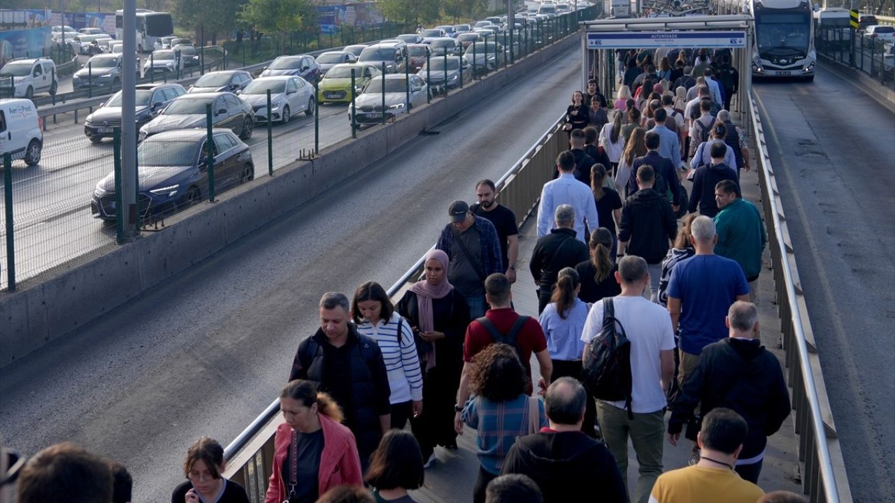 İstanbul'da Sabah Trafik Yoğunluğu Zirveye Ulaştı