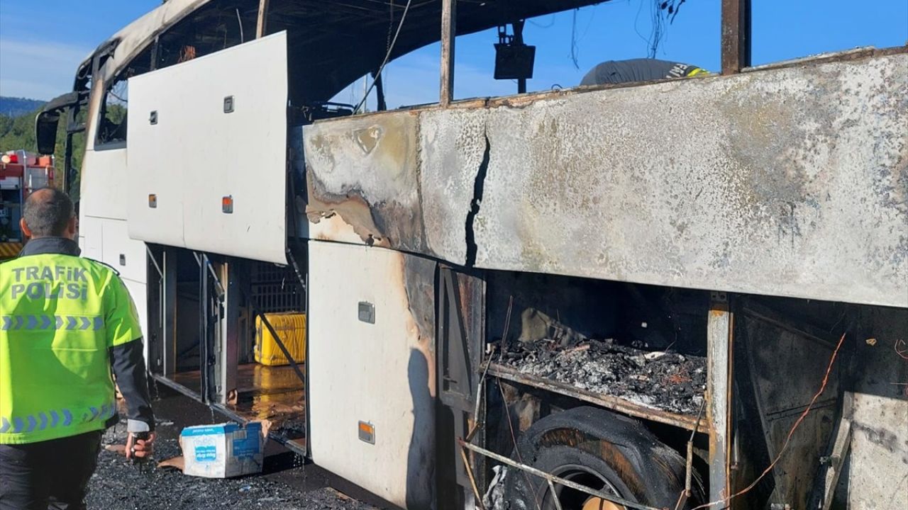 Adana'da Seyir Halindeki Yolcu Otobüsünde Yangın Çıktı