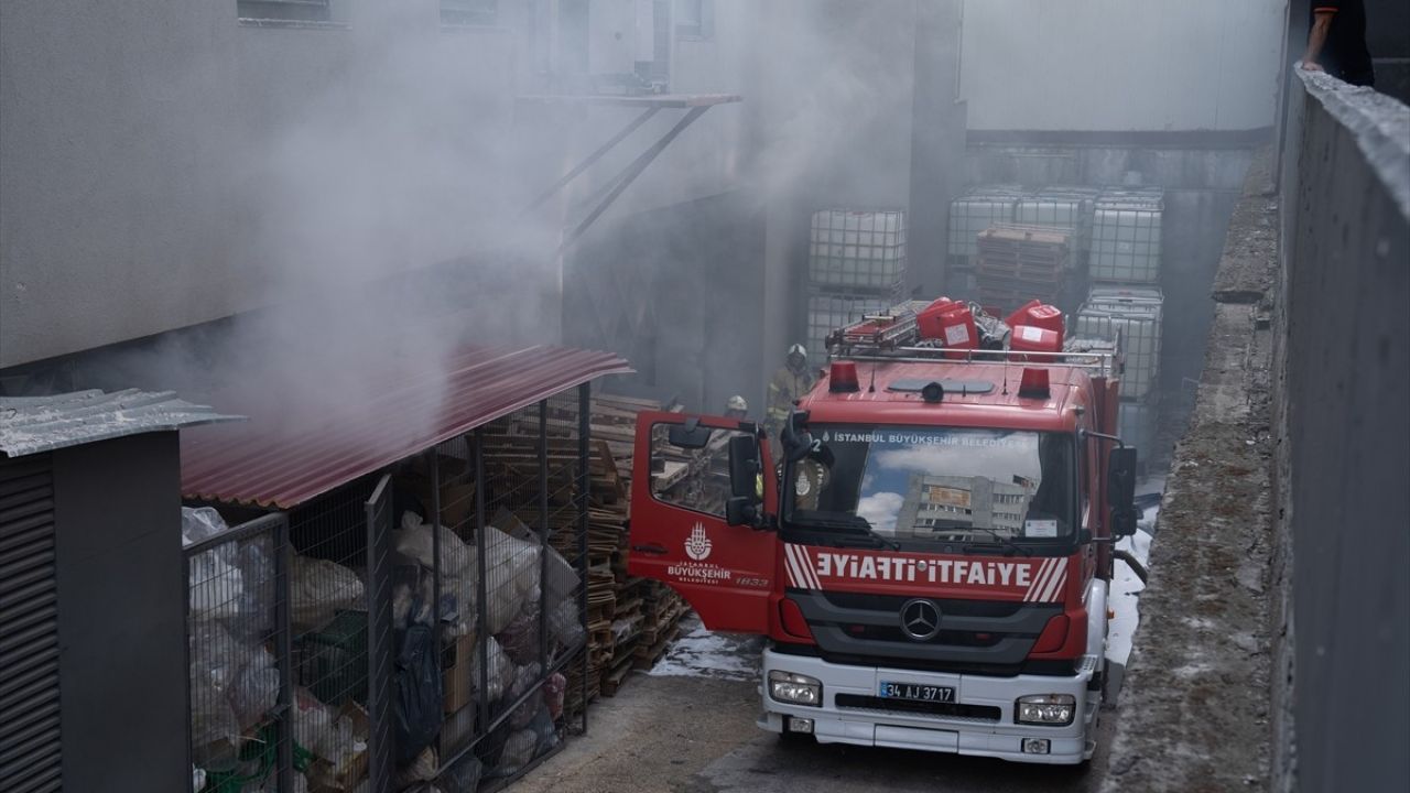 Beylikdüzü'nde Fabrikada Çıkan Yangın Kontrol Altına Alındı