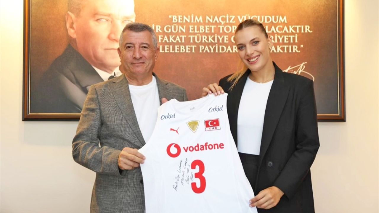 Cansu Özbay'dan Güzelbahçe'ye Destek Ziyareti