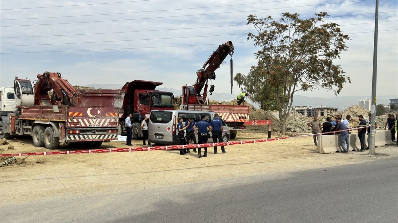 İzmir'de Kamyon Damperi Sebebiyle Bir İşçi Hayatını Kaybetti