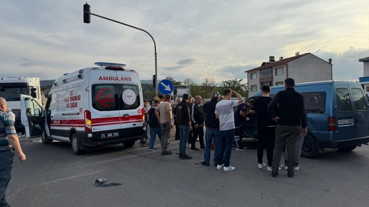 Bolu'da Ambulans ile Hafif Ticari Araç Çarpıştı: 1 Yaralı