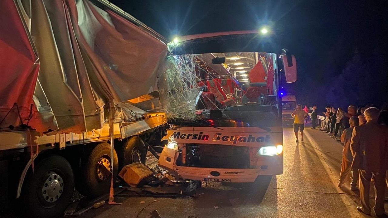 Adana'da Otobüs ve Tır Çarpışması: 3 Yaralı