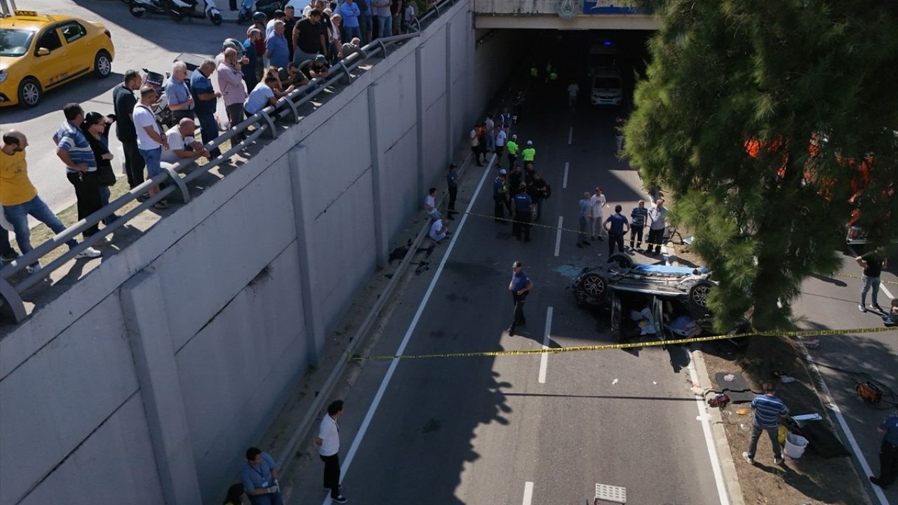 İzmir'de Alt Geçide Düşen Araçta Üç Kişi Hayatını Kaybetti