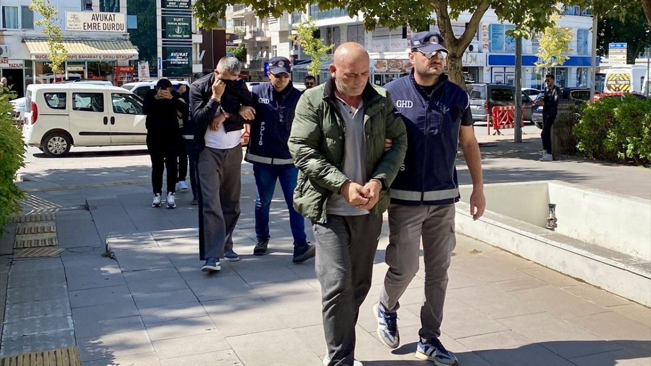 Kırşehir'de 15 Düzensiz Göçmen Yakalandı, 3 Kaçakçı Tutuklandı