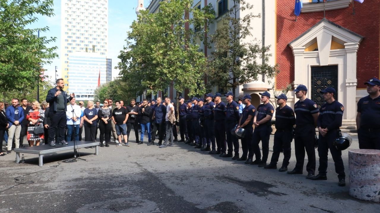 Tiran'da Yolsuzluk İddiaları Nedeniyle Protestolar Devam Ediyor