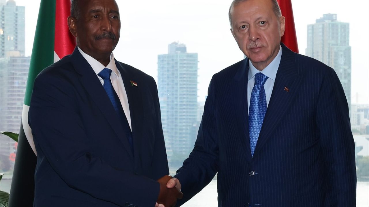 Erdoğan, Sudan Egemenlik Konseyi Başkanı el-Burhan ile Görüşme Gerçekleştirdi