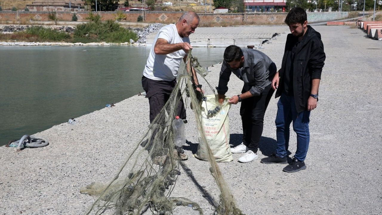 Van Gölü'nde Dalgıçlar Hayalet Ağı Temizledi