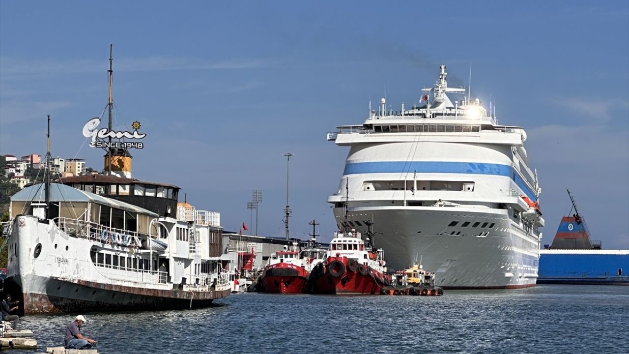 Samsun Limanı'na Demirleyen 'Astoria Grande' Kruvaziyeri