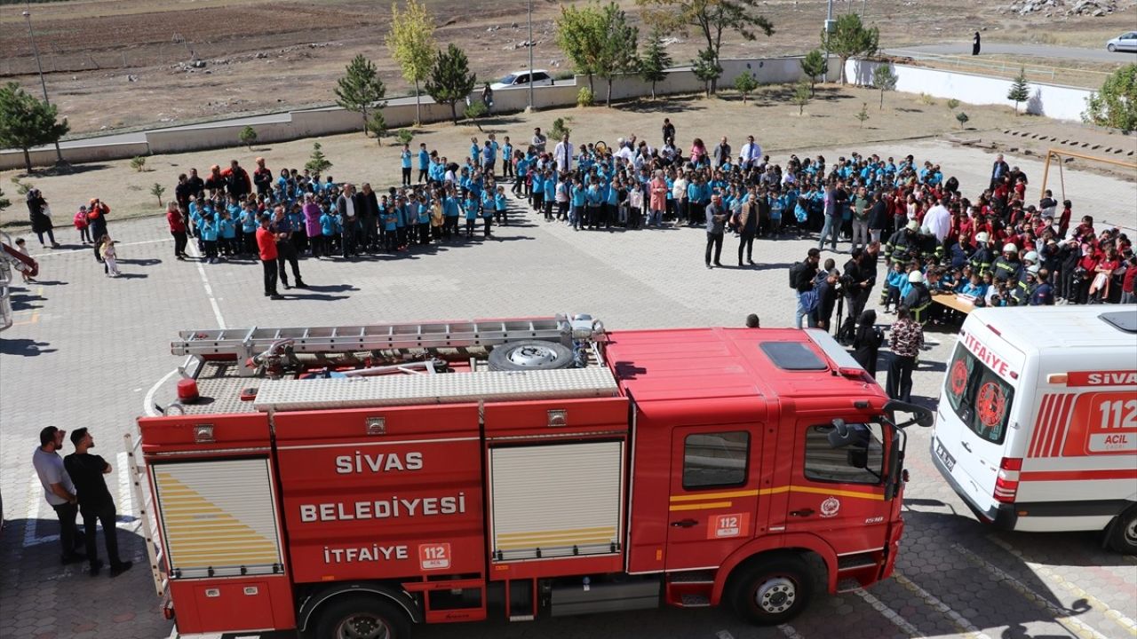 Sivas'ta Öğrencilerden İtfaiyecilere Unutulmaz Sürpriz