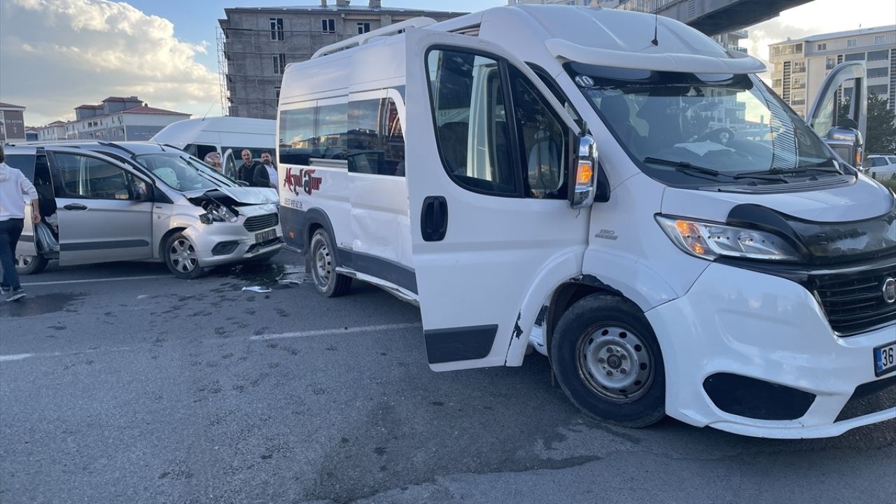 Kars'ta Öğrenci Servisi ve Otomobil Çarpıştı, 6 Yaralı