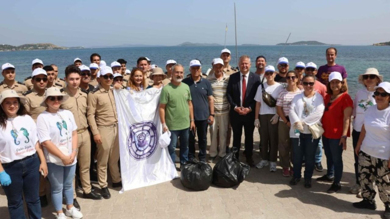 Urla Belediye Başkanı sokaklara indi: 45 dakikada 332 kg çöp toplandı