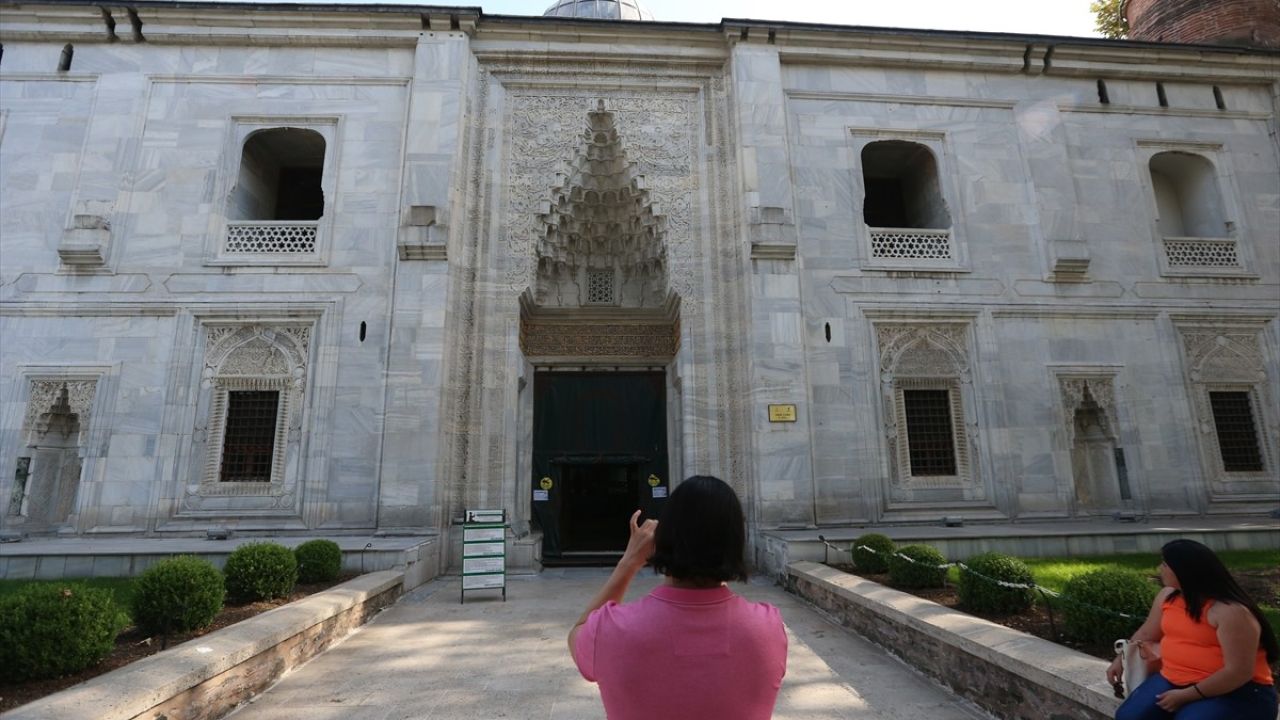 Bursa'daki Yabancı Turistler Camii Ziyaretinde Saygıyla Davranıyor