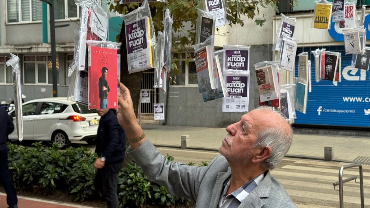 Kocaeli'de Kitaplarla Doldurulan Çınar Ağaçları