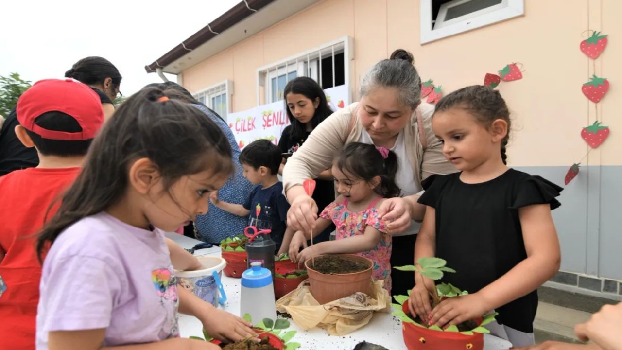 Bornova'da çilek şenliği: Anne ve çocuklar keyifli vakit geçirdi