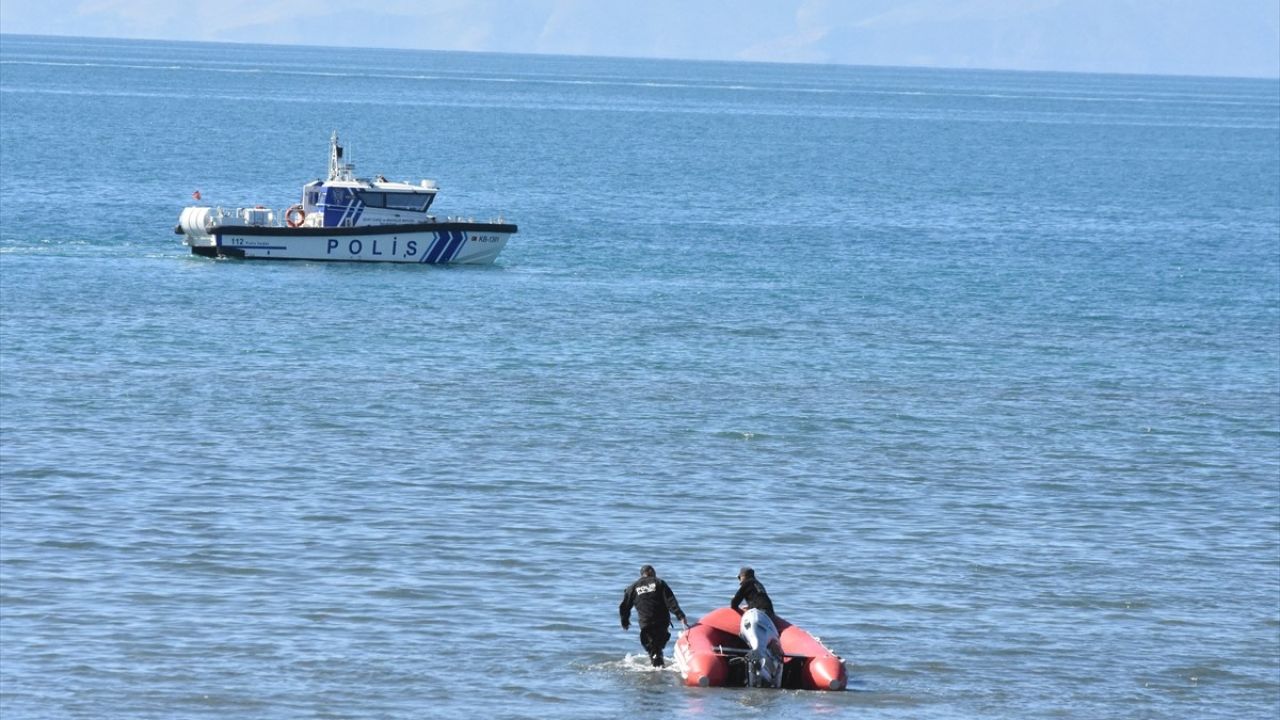 Van'da Kaybolan Üniversite Öğrencisi İçin Termal Kameralı Aramalar Sürüyor