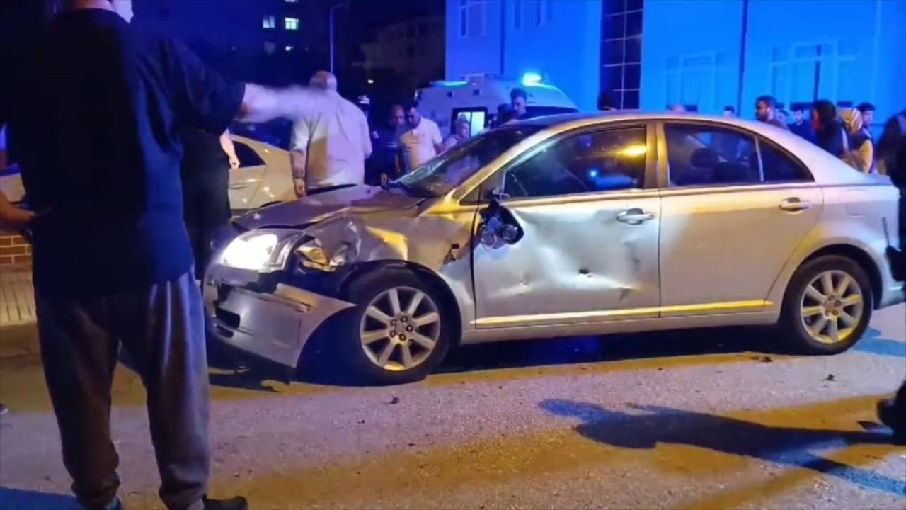 Çorum'da Otomobil ve Motosiklet Çarpıştı: 4 Yaralı