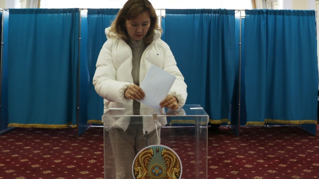 Kazakistan'da Nükleer Enerji Santrali İçin Referandum Başladı