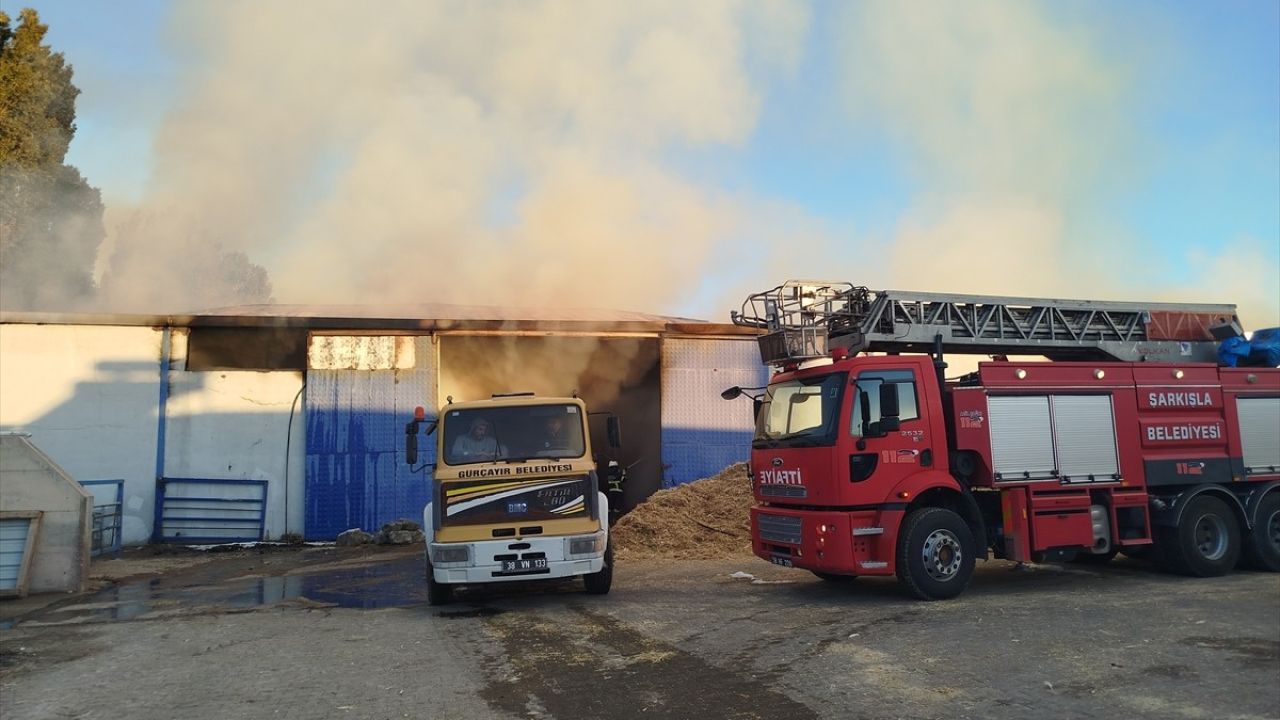 Sivas'ta Yem Deposunda Büyük Yangın: 20 Bin Balya Saman ve İş Makinesi Yanarak Yok Oldu