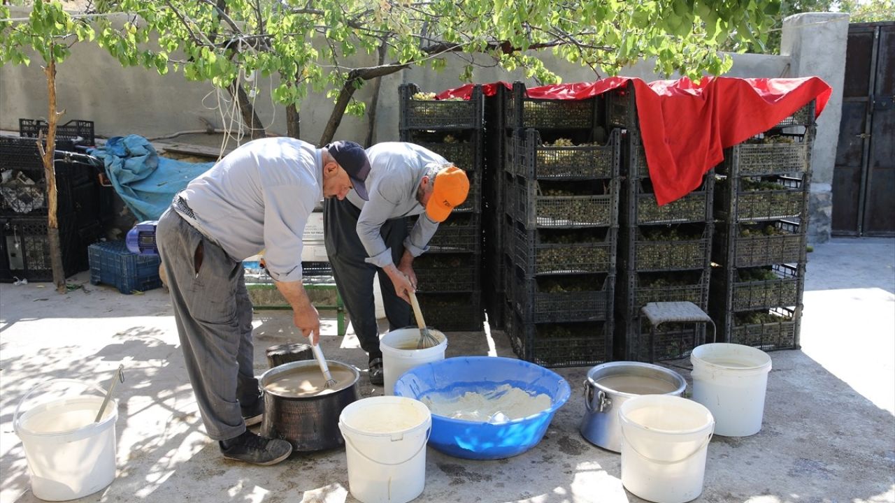 Tillo'da Üç Kuşak Bir Arada Organik Pestil Üretiyorlar