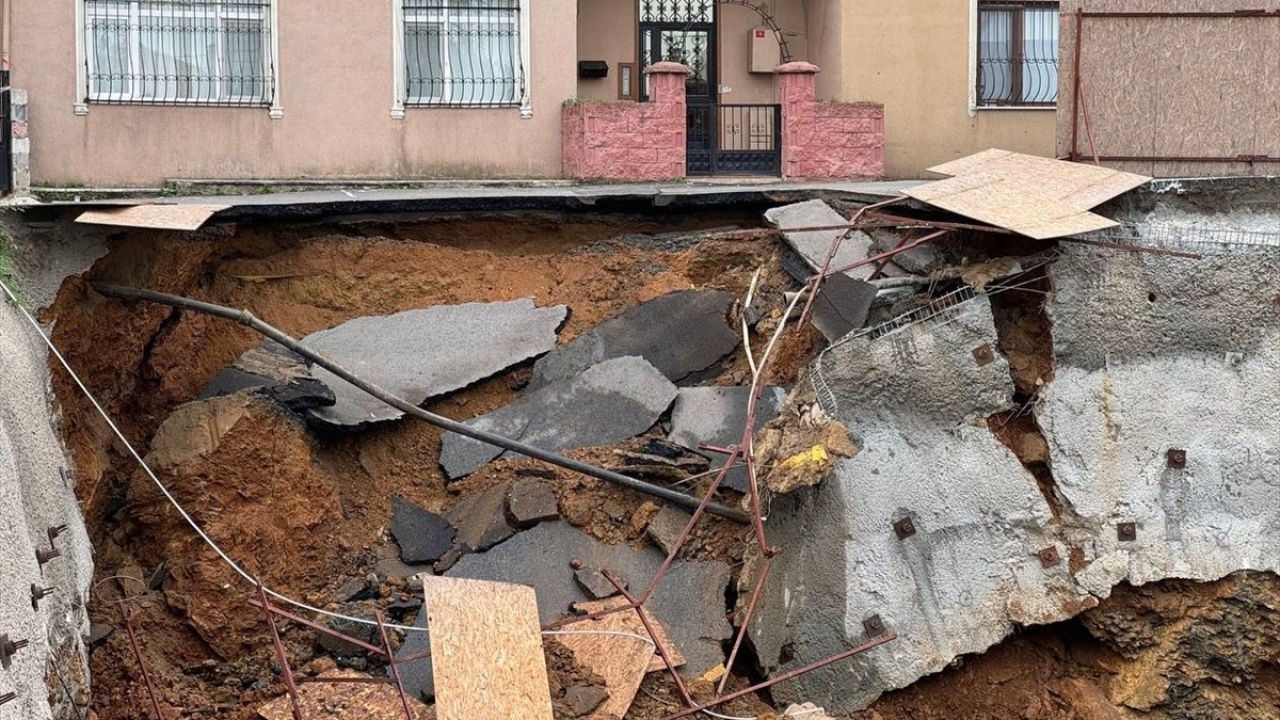 Üsküdar'da İnşaat Çöktü: Sakinler ve Çalışanlar Arasında Arbede