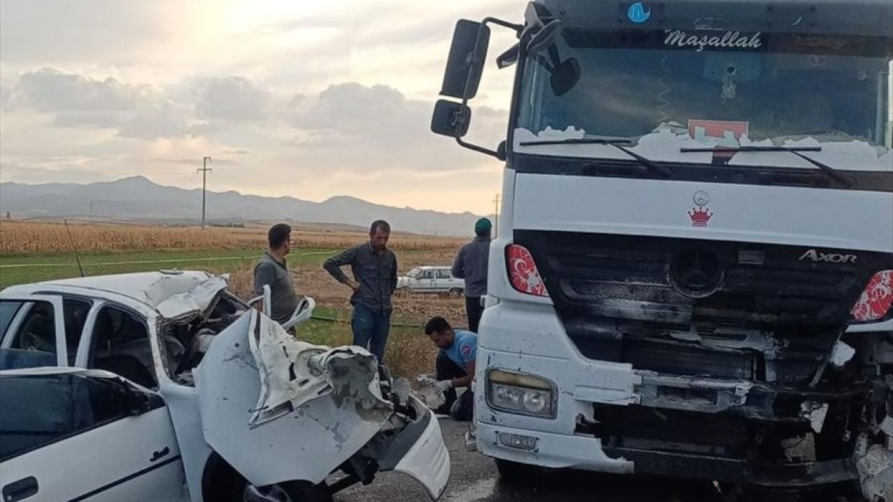 Afyonkarahisar'da Trafik Kazası: 3 Kişi Hayatını Kaybetti