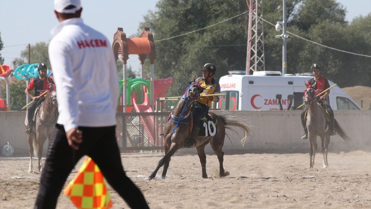 Erzurum'un Ak Saçlı Dedesi Mehmet Zeki Adede'nin Cirit Başarısı