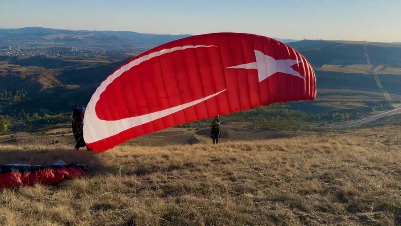 Sivas'ta Yamaç Paraşütü ile Filistin'e Destek