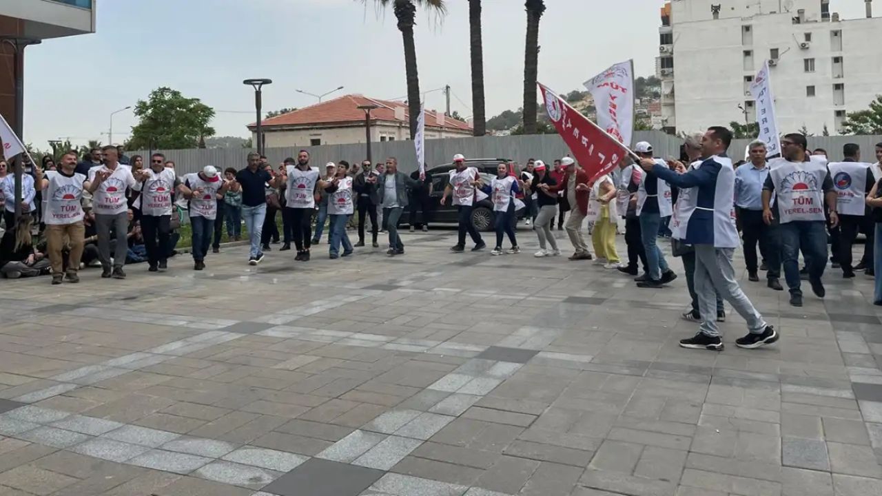 Bayraklı Belediyesi'nde işçiler eyleme ara verme kararı aldı